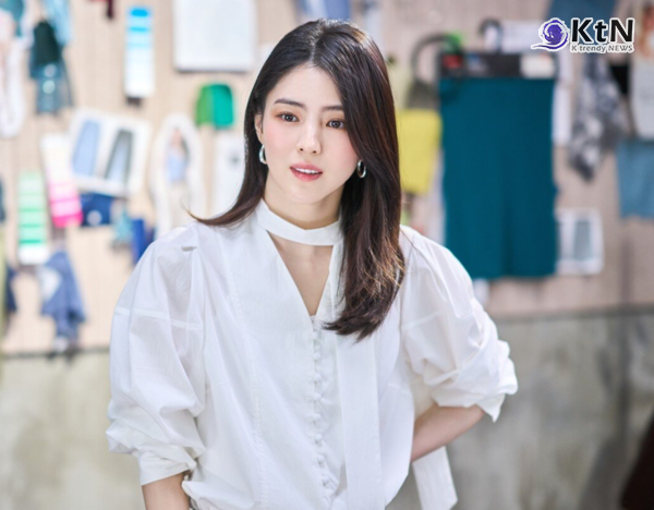 앤 해서웨이 넘는다…한소희, 최민식과 손잡고 선택한 뜻밖의 신작 ... 배우 한소희가 한국 리메이크 영화 '인턴'(감독 김도영)을 통해 패션 스타트업 CEO로 변신하며 배우 앤 해서웨이가 선보였던 아이코닉한 캐릭터에 도전한다.  사진=2026. 08.12  워너브러더스코리아  K trendy NEWS DB ⓒ케이 트렌디뉴스 무단전재 및 수집, 재배포금지