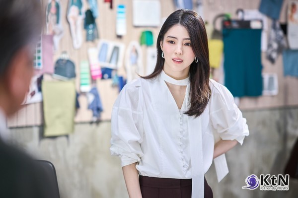 앤 해서웨이 넘는다…한소희, 최민식과 손잡고 선택한 뜻밖의 신작 ... 배우 한소희가 한국 리메이크 영화 '인턴'(감독 김도영)을 통해 패션 스타트업 CEO로 변신하며 배우 앤 해서웨이가 선보였던 아이코닉한 캐릭터에 도전한다.  사진=2026. 08.12  워너브러더스코리아  K trendy NEWS DB ⓒ케이 트렌디뉴스 무단전재 및 수집, 재배포금지