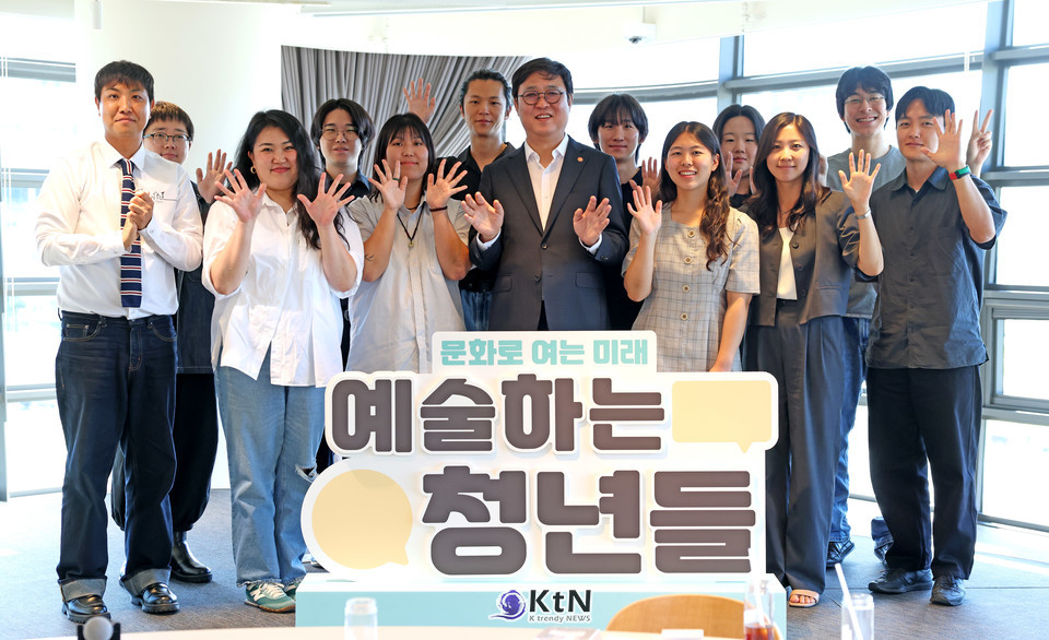 최휘영 문화체육관광부 장관이 12일 서울 종로구 아트코리아랩에서 청년 문화예술인들을 만나 간담회를 마치고 기념촬영을 하고 있다. /사진=문화체육관광부, K trendy NEWS DB ⓒ케이 트렌디뉴스 무단전재 및 수집, 재배포금지