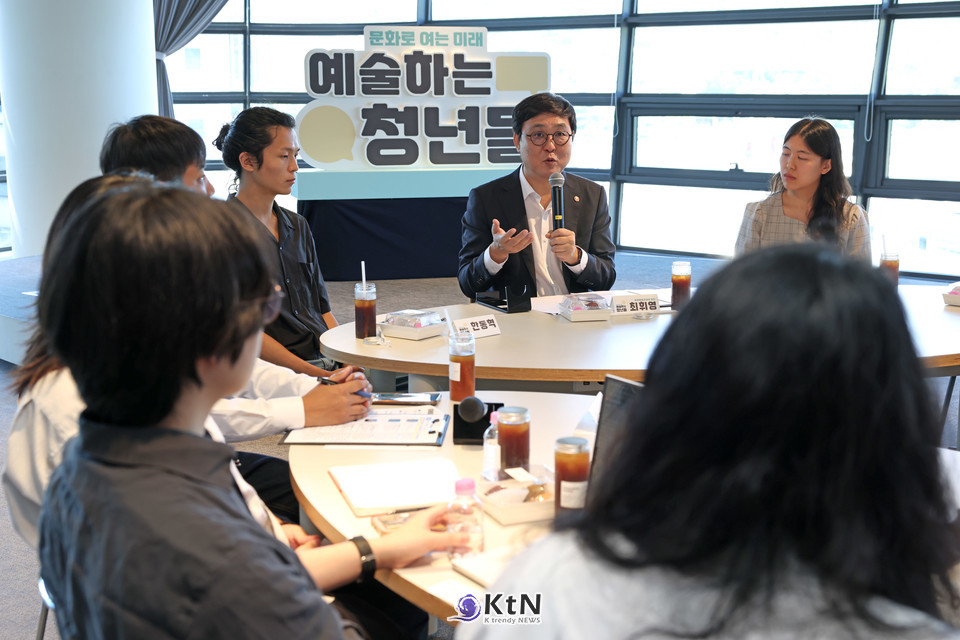 12일 최휘영 문화체육관광부 장관 '문화예술 콘텐츠 분야 청년들과의 간담회'/사진=문화체육관광부, K trendy NEWS DB ⓒ케이 트렌디뉴스 무단전재 및 수집, 재배포금지
