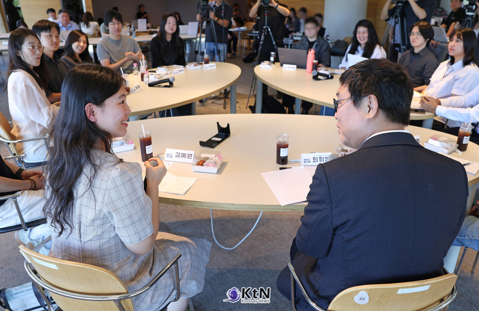 12일 최휘영 문화체육관광부 장관 '문화예술 콘텐츠 분야 청년들과의 간담회'가져  /사진=문화체육관광부, K trendy NEWS DB ⓒ케이 트렌디뉴스 무단전재 및 수집, 재배포금지