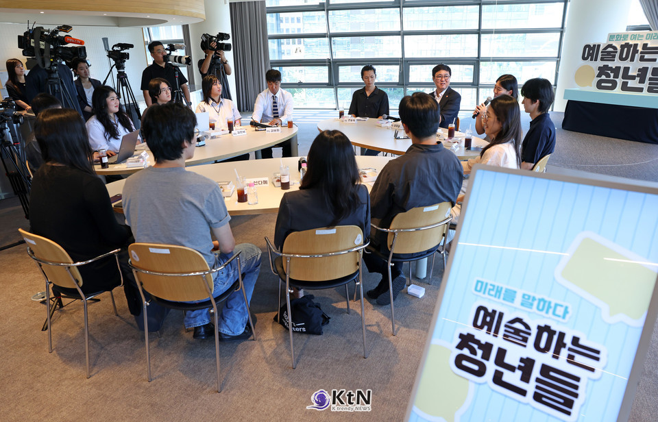 12일 최휘영 문화체육관광부 장관 '문화예술 콘텐츠 분야 청년들과의 간담회' 진행./사진=문화체육관광부, K trendy NEWS DB ⓒ케이 트렌디뉴스 무단전재 및 수집, 재배포금지