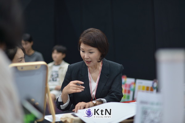 CMK 이미지코리아 조미경 대표, 웜·쿨에 골드·실버 연결…크기·형태·겹침 방식도 체형과 얼굴 비례 따라 구분. 사진=K trendy NEWS DB ⓒ케이 트렌디뉴스 무단전재 및 수집, 재배포금지