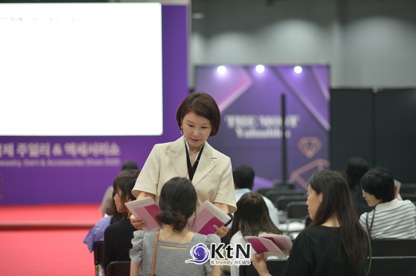 CMK 이미지코리아 조미경 대표, 웜·쿨에 골드·실버 연결…크기·형태·겹침 방식도 체형과 얼굴 비례 따라 구분. 사진=K trendy NEWS DB ⓒ케이 트렌디뉴스 무단전재 및 수집, 재배포금지