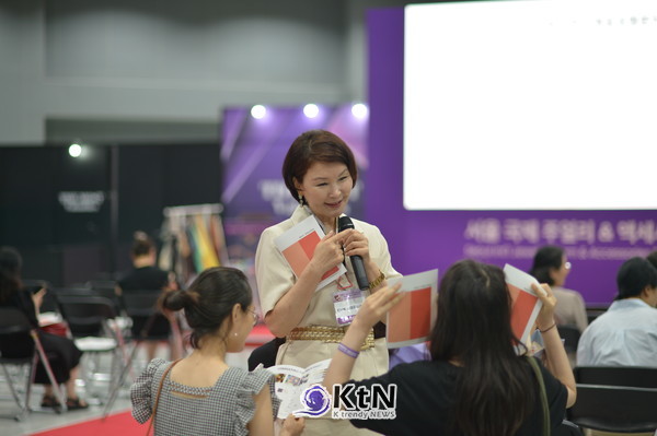 CMK 이미지코리아 조미경 대표, 웜·쿨에 골드·실버 연결…크기·형태·겹침 방식도 체형과 얼굴 비례 따라 구분. 사진=K trendy NEWS DB ⓒ케이 트렌디뉴스 무단전재 및 수집, 재배포금지