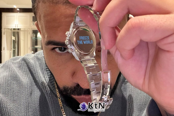 롤렉스가 나눈 고객의 계급 'Rolex Oyster Perpetual Cosmograph Daytona “Ice Gradient”'. 사진=champagnepapi 인스타그램 갈무리, K trendy NEWS DB ⓒ케이 트렌디뉴스 무단전재 및 수집, 재배포금지