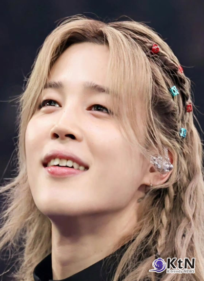 BTS 지민, 광복절 美 무대서 ‘태극기·건곤감리’ 스타일링…난치병 환아와 따뜻한 교감도  사진=2026. 08.17  prettyvxbes⁷⁼¹, JIMIN RECORD  sns 갈무리 (방탄소년단(BTS) 지민이 광복절인 15일(현지시간) 미국 텍사스 알링턴에서 태극기를 떠올리게 하는 무대 스타일링을 선보였다. )  K trendy NEWS DB ⓒ케이 트렌디뉴스 무단전재 및 수집, 재배포금지