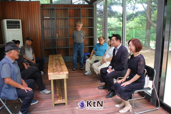 청성공원 쉼터에서 대화를 나누는 백영현 포천시장 (사진=조영식 기자)