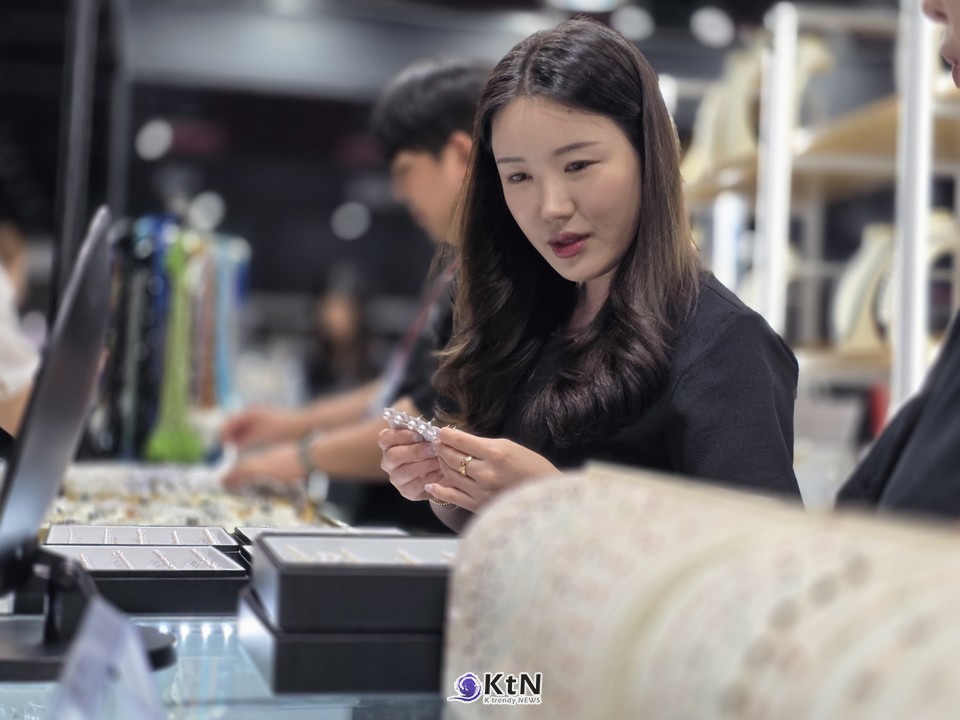 7월에는 디자인과 장인기술, 익숙한 주얼리 소재의 재해석을 앞세운 장기 브랜드 플랫폼 ‘Pandora Wonders’를 시작했다.  /사진=K trendy NEWS DB ⓒ케이 트렌디뉴스 무단전재 및 수집, 재배포금지