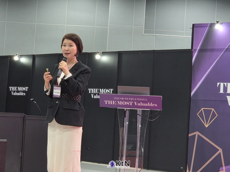 CMK 이미지코리아 조미경 대표는 액세서리 크기에 대해 “이목구비가 작으면 작은 걸로, 크면 큰 걸로” 맞추는 방식을 설명했다.  /사진=K trendy NEWS DB ⓒ케이 트렌디뉴스 무단전재 및 수집, 재배포금지