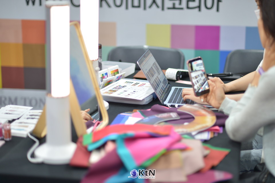 오운이미지랩(OWN IMAGE LAB) 박찬혜 대표가 올해 4월 더현대서울에서 진행한 퍼스널컬러·이미지메이킹 강좌도 웜·쿨 진단에 명도와 채도, 청·탁, 계절별 세부톤을 더하고 메이크업 색조 제품 추천과 배색 스타일링으로 연결했다/사진=K trendy NEWS DB ⓒ케이 트렌디뉴스 무단전재 및 수집, 재배포금지
