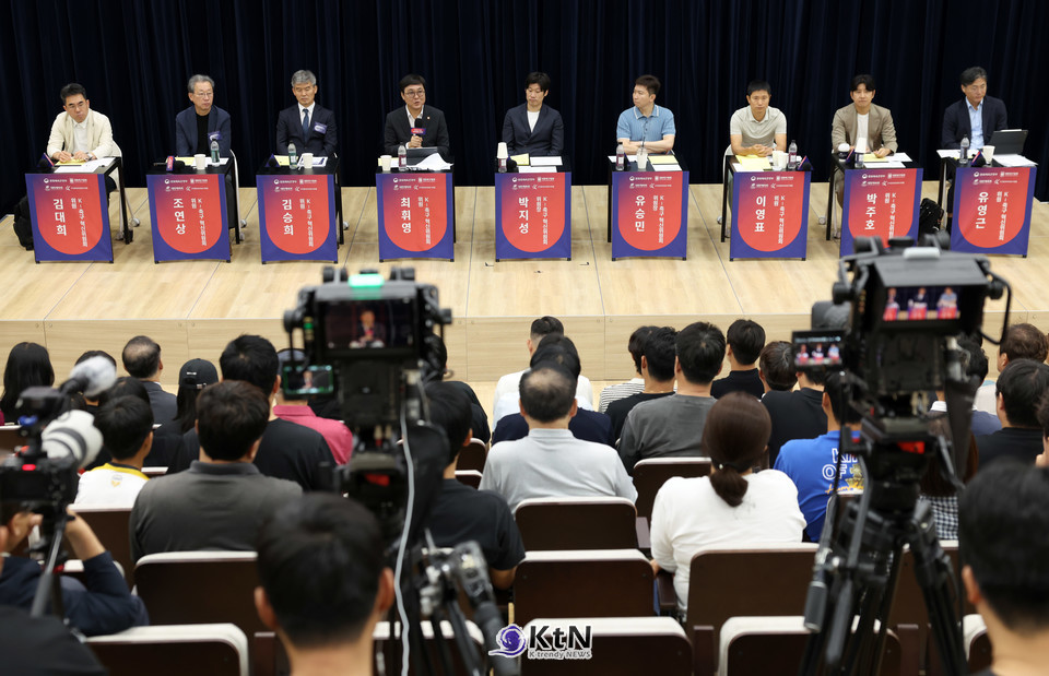 최휘영 문화체육관광부 장관이 유소년 축구 환경 개선을 ‘문체부가 풀어야 할 숙제’로 규정한 가운데, 박지성·유승민 K-축구 혁신위원회 공동위원장도 장기 계획과 유소년 투자 확대를 각각 강조했다. /사진=문화체육관광부, K trendy NEWS DB ⓒ케이 트렌디뉴스 무단전재 및 수집, 재배포금지