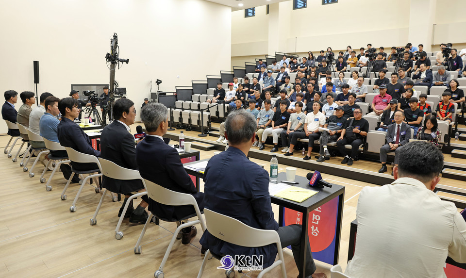 최휘영 문화체육관광부 장관이 유소년 축구 환경 개선을 ‘문체부가 풀어야 할 숙제’로 규정한 가운데, 박지성·유승민 K-축구 혁신위원회 공동위원장도 장기 계획과 유소년 투자 확대를 각각 강조했다. /사진=문화체육관광부, K trendy NEWS DB ⓒ케이 트렌디뉴스 무단전재 및 수집, 재배포금지