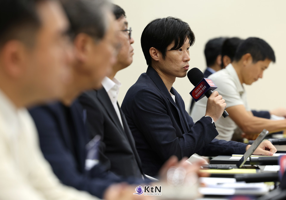 최휘영 문화체육관광부 장관이 유소년 축구 환경 개선을 ‘문체부가 풀어야 할 숙제’로 규정한 가운데, 박지성·유승민 K-축구 혁신위원회 공동위원장도 장기 계획과 유소년 투자 확대를 각각 강조했다. /사진=문화체육관광부, K trendy NEWS DB ⓒ케이 트렌디뉴스 무단전재 및 수집, 재배포금지