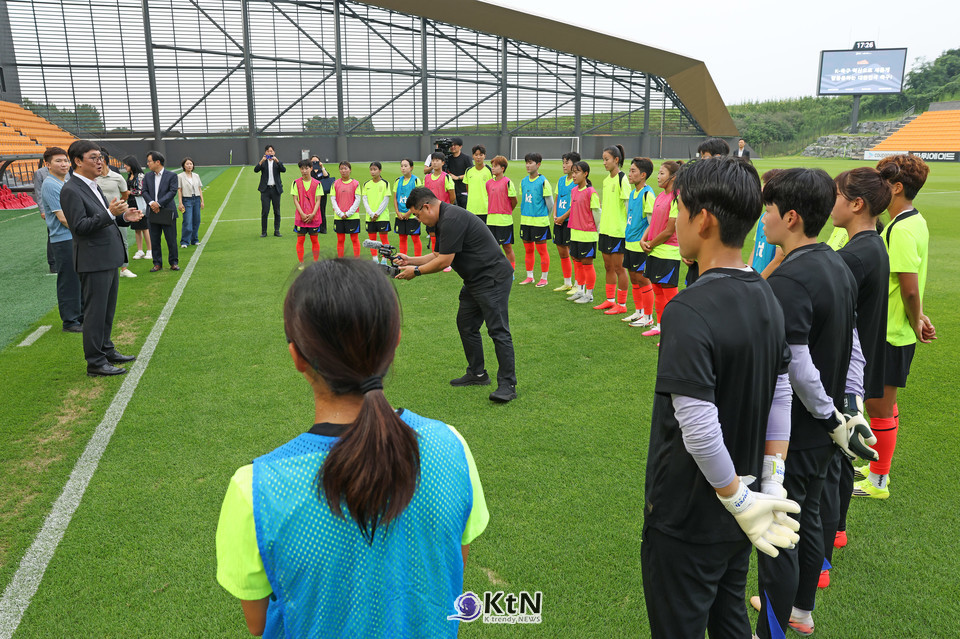 최휘영 문화체육관광부 장관이 유소년 축구 환경 개선을 ‘문체부가 풀어야 할 숙제’로 규정한 가운데, 박지성·유승민 K-축구 혁신위원회 공동위원장도 장기 계획과 유소년 투자 확대를 각각 강조했다. /사진=문화체육관광부, K trendy NEWS DB ⓒ케이 트렌디뉴스 무단전재 및 수집, 재배포금지