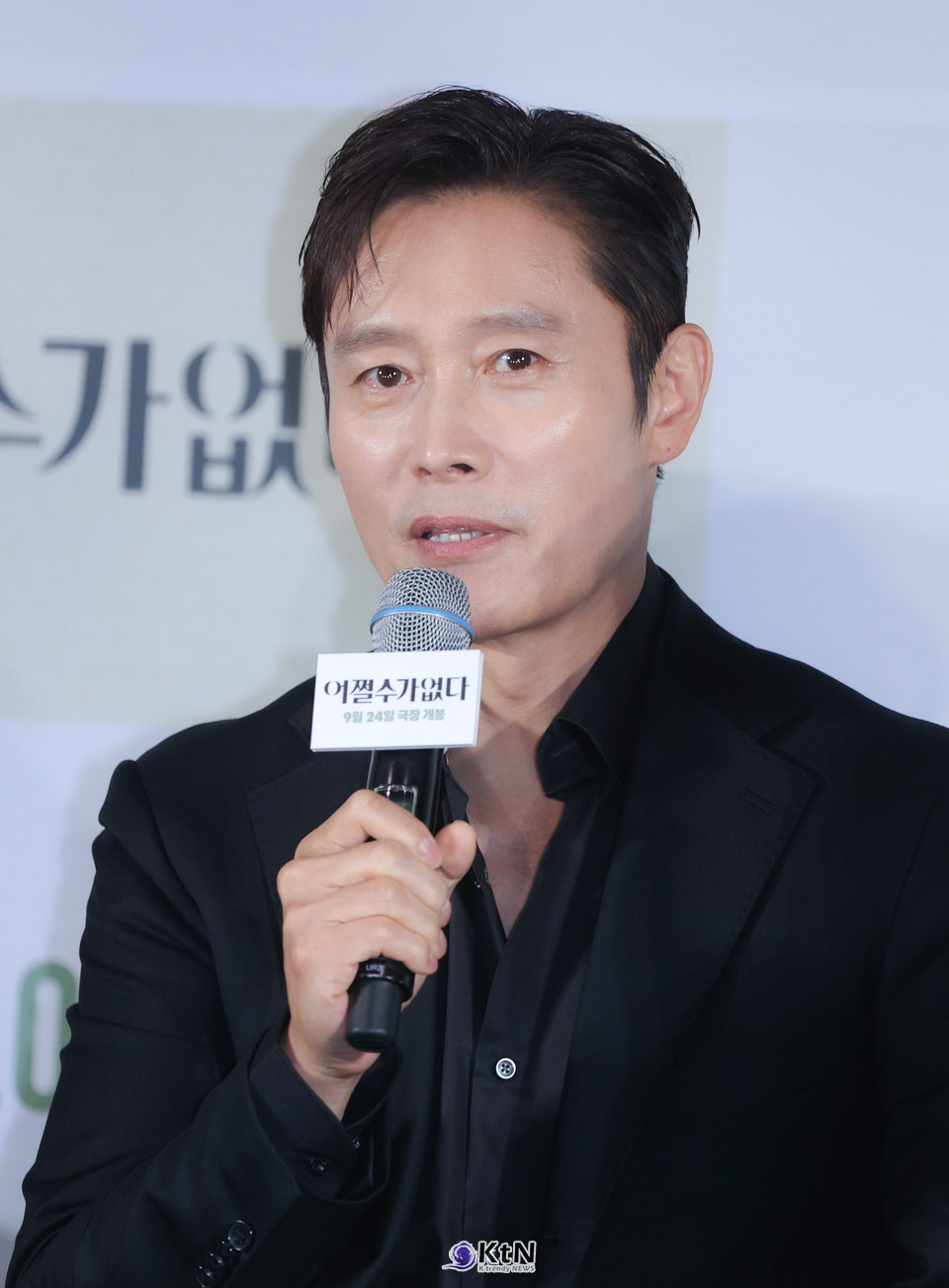박찬욱 감독의 신작 ‘어쩔수가없다’와 나홍진 감독의 ‘호프’가 제35회 부일영화상 주요 부문에서 맞대결을 펼친다.   배우 이병헌은 ‘어쩔수가없다’를 통해 지난해에 이어 2년 연속 남우주연상 수상에 도전하며, 홍경표 촬영감독 역시 촬영상 부문 후보로 재지명됐다. 사진=2026. 08.20.  K trendy NEWS DB ⓒ케이 트렌디뉴스 무단전재 및 수집, 재배포금지