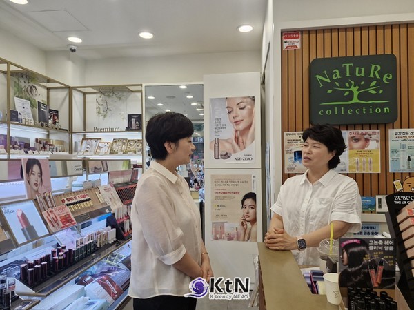 국내 화장품 매장에서 에이지제로 제품의 판매 구성을 살펴보는 모습. 사진=AGE:ZERO, K trendy NEWS DB ⓒ케이 트렌디뉴스 무단전재 및 수집, 재배포금지