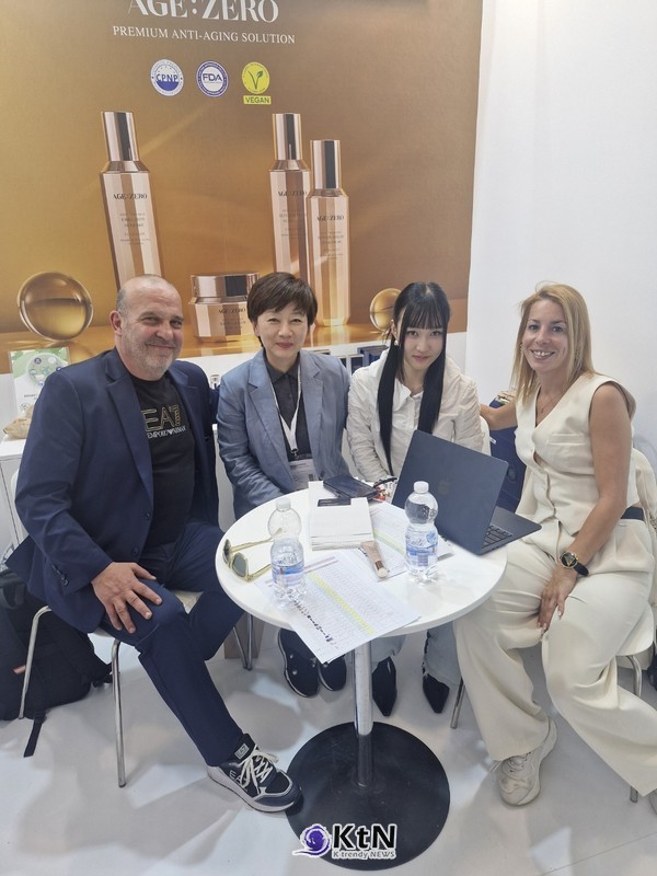 2026년 이탈리아 볼로냐 화장품 박람회에서 에이지제로 제품을 소개하는 카이트코리아 관계자들. 사진=AGE:ZERO, K trendy NEWS DB ⓒ케이 트렌디뉴스 무단전재 및 수집, 재배포금지
