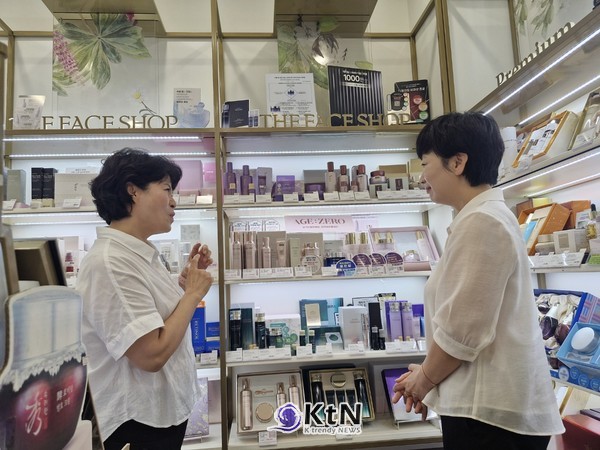 국내 화장품 매장에서 에이지제로의 기초·색조 제품을 설명하는 모습. 사진=AGE:ZERO, K trendy NEWS DB ⓒ케이 트렌디뉴스 무단전재 및 수집, 재배포금지