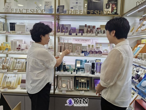 에이지제로 제품이 진열된 국내 화장품 매장에서 제품 구성을 살펴보는 모습.