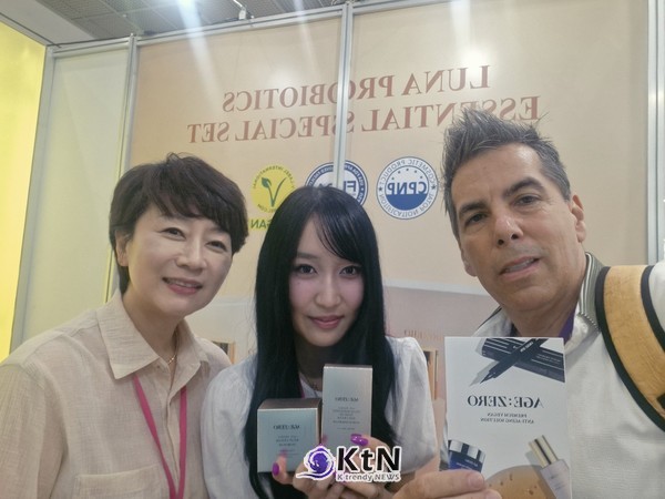 2026년 화장품 박람회에서 해외 방문객들에게 에이지제로 제품을 소개하는 모습. 사진=AGE:ZERO, K trendy NEWS DB ⓒ케이 트렌디뉴스 무단전재 및 수집, 재배포금지