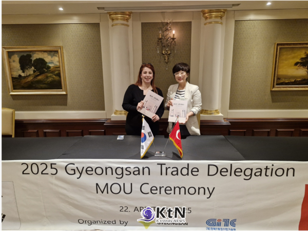 2025년 튀르키예 수출상담회에서 진행된 화장품 기업과 현지 관계자의 업무협약. 사진=AGE:ZERO, K trendy NEWS DB ⓒ케이 트렌디뉴스 무단전재 및 수집, 재배포금지