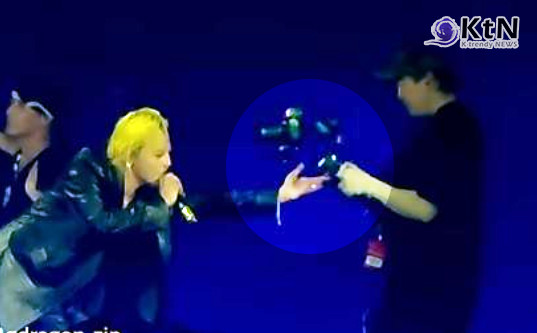 그룹 빅뱅의 지드래곤이 월드투어 콘서트 도중 무대 밖으로 추락할 뻔한 외주 카메라 감독을 보호한 사실이 전해졌다.  사진=2026. 08.25.'gdragon_zip' 인스타그램 계정 캡처 K trendy NEWS DB ⓒ케이 트렌디뉴스 무단전재 및 수집, 재배포금지