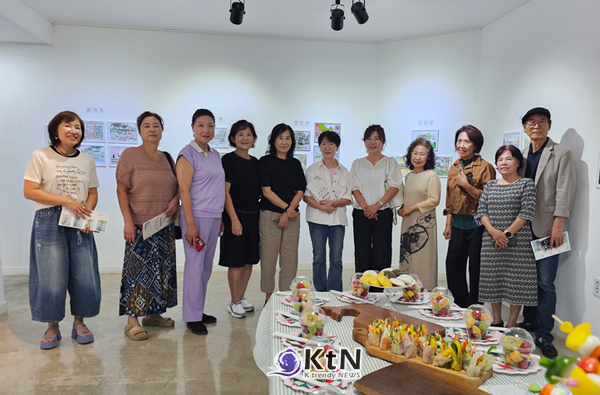 전시회 개막을 자축하는 동호인들이 기념 포즈를 취하고 있다 (사진=조영식 기자)