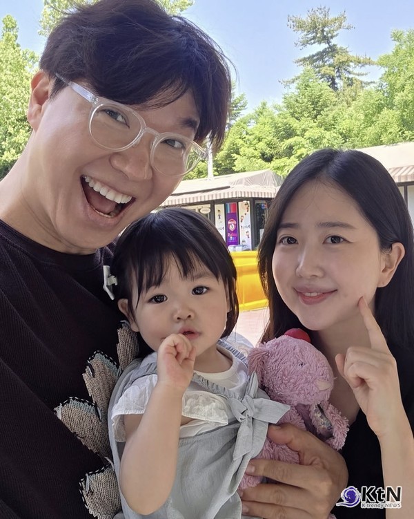 방송인 박수홍이 비행기 탑승 과정에서 가족 문제로 괌행 항공편 출발을 지연시킨 사실을 인정하고 공식 사과했다. 사진=2026. 08.26. 박수홍 SNS, 온라인 커뮤니티 갈무리 K trendy NEWS DB ⓒ케이 트렌디뉴스 무단전재 및 수집, 재배포금지