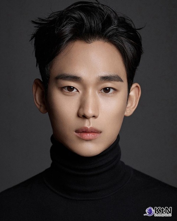 김수현, 1년 6개월 만에 국내 공식 석상 등판…'2026 더팩트 뮤직 어워즈' 시상자로 복귀 시동   사진=2026. 08.28.골드메달리스트  K trendy NEWS DB ⓒ케이 트렌디뉴스 무단전재 및 수집, 재배포금지