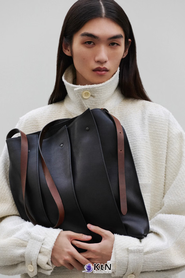 IM MEN Crafts Sculpted “LEATHER PLEATS” Shoulder Bags for Fall 2026. 사진=ISSEY MIYAKE Inc, K trendy NEWS DB ⓒ케이 트렌디뉴스 무단전재 및 수집, 재배포금지