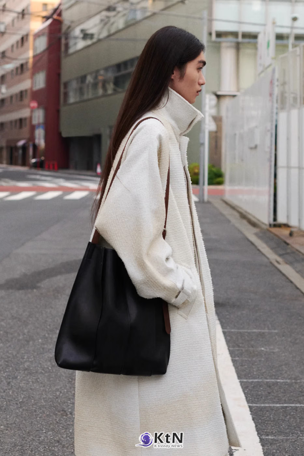 IM MEN Crafts Sculpted “LEATHER PLEATS” Shoulder Bags for Fall 2026. 사진=ISSEY MIYAKE Inc, K trendy NEWS DB ⓒ케이 트렌디뉴스 무단전재 및 수집, 재배포금지