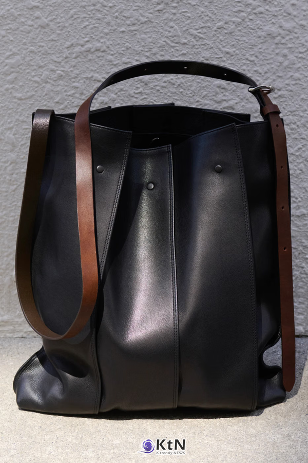 IM MEN Crafts Sculpted “LEATHER PLEATS” Shoulder Bags for Fall 2026. 사진=ISSEY MIYAKE Inc, K trendy NEWS DB ⓒ케이 트렌디뉴스 무단전재 및 수집, 재배포금지