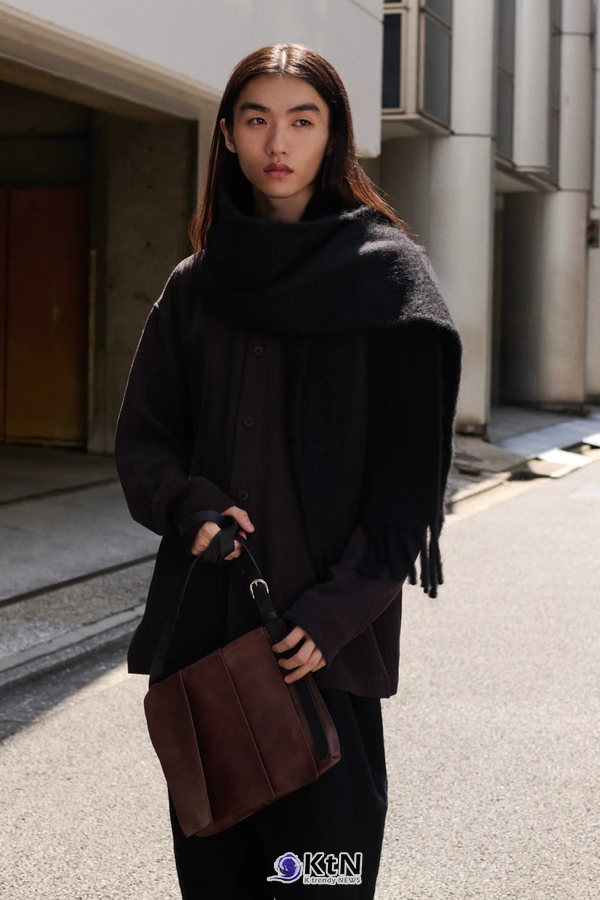 IM MEN Crafts Sculpted “LEATHER PLEATS” Shoulder Bags for Fall 2026. 사진=ISSEY MIYAKE Inc, K trendy NEWS DB ⓒ케이 트렌디뉴스 무단전재 및 수집, 재배포금지