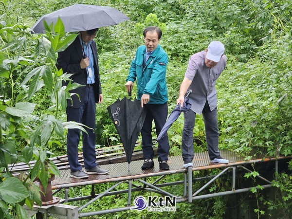 서과석 의장(가운데)이 포천 명산리를 찾아 저수지 수질문제 해결을 위해 지역 주민과 함게 수로를 살피고 있다. (사진=조영식 기자)