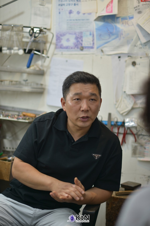 임효민 대표가 진주 중심의 사업에서 크리스펄을 별도의 제품군으로 확대한 배경에는 두 시장을 함께 보려는 판단이 있었다. 