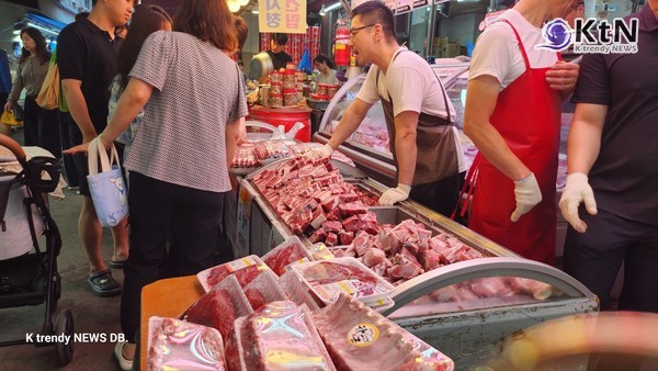 추석 민생대책, 성수품 18만3000t 역대 최대…농축산물 40%·수산물 50% 할인  사진=2026. 09.01추석 차례상 (소고기는 평시보다 30% 많은 2만2530t, 돼지고기는 35% 많은 6만7000t을 공급한다. 닭고기는 1만6500t으로 20% 늘리고 계란은 4914t을 공급해 평시의 2.4배 수준까지 확대한다.)  K trendy NEWS DB ⓒ케이 트렌디뉴스 무단전재 및 수집, 재배포금지