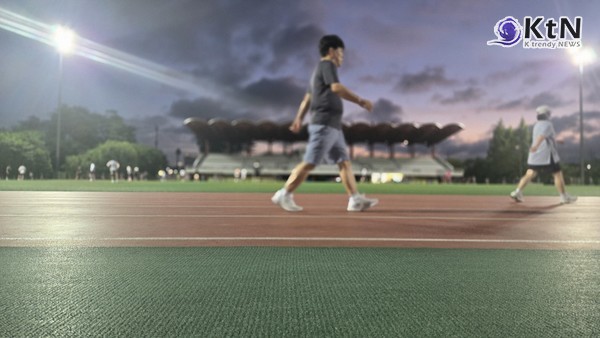 숨 찰 필요 없다… 걷듯 10분만 천천히 뛰었더니 뇌에 생긴 변화    사진=2026. 09.01.(건강 관리를 위해 숨이 턱 끝까지 차오르는 고강도 유산소 운동이나 긴 운동 시간에 부담을 느껴온 이들에게 하루 단 10분의 ‘슬로우 러닝’이 새로운 두뇌·신체 헬스케어 대안으로 주목받고 있다.)K trendy NEWS DB ⓒ케이 트렌디뉴스 무단전재 및 수집, 재배포금지