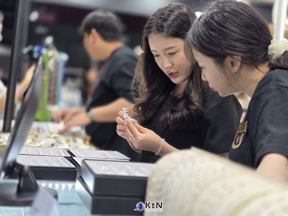 구매 단계에서는 등급 문자를 보는 데서 그치지 않고 진주의 종류와 크기, 광택, 표면, 색, 진주층과 매칭 상태를 함께 살펴야 한다.   /사진=K trendy NEWS DB ⓒ케이 트렌디뉴스 무단전재 및 수집, 재배포금지
