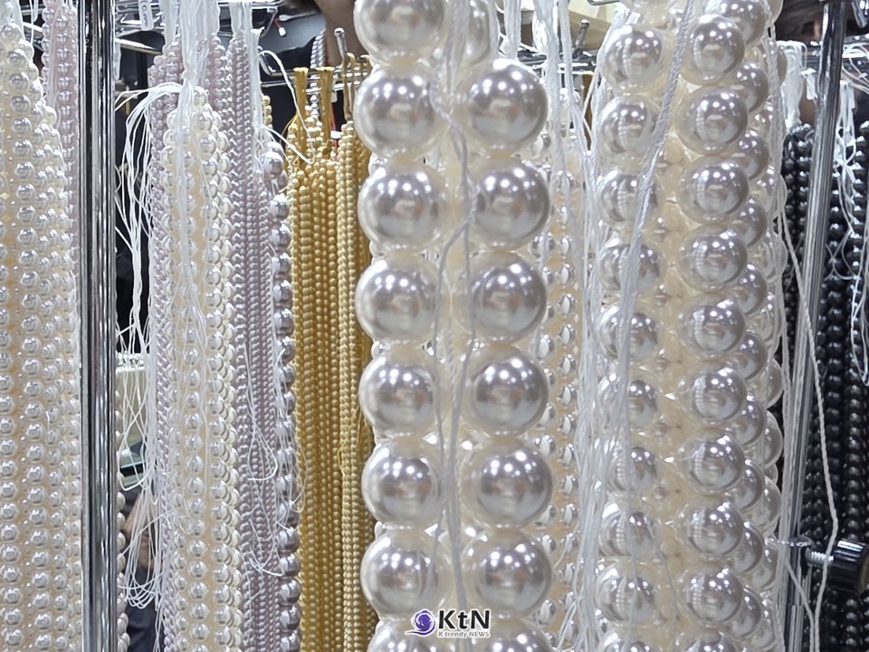 화이트 보디컬러 위에 어떤 오버톤이 올라오는지, 반사가 얼마나 또렷한지, 빛을 움직였을 때 오리엔트가 나타나는지를 함께 봐야 한다.   /사진=K trendy NEWS DB ⓒ케이 트렌디뉴스 무단전재 및 수집, 재배포금지