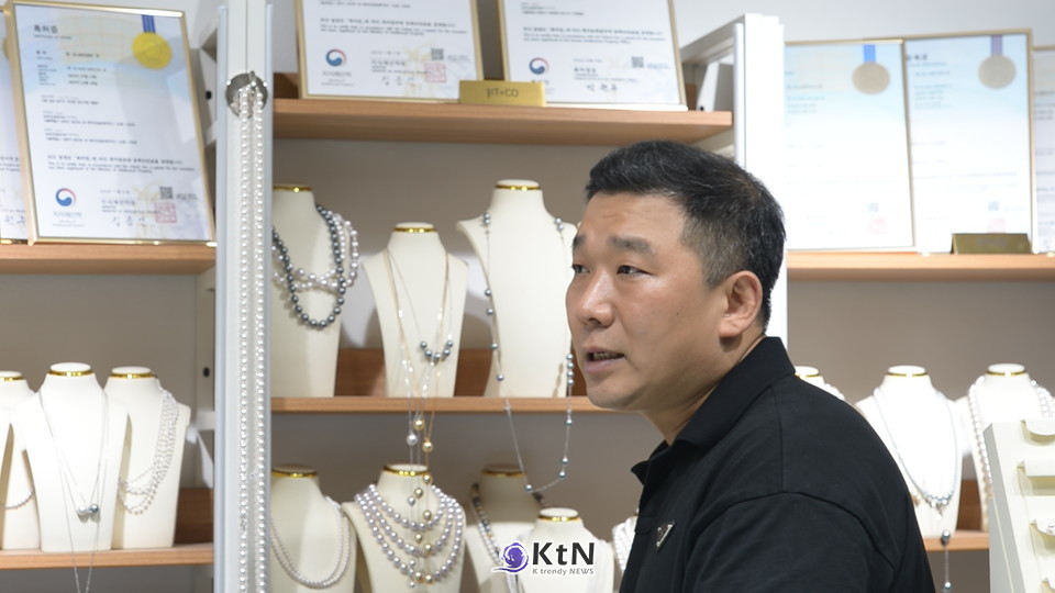 제이아이티앤코(JIT&CO)·크리스펄 임효민 대표의 초기 제조 경험에도 진주 매듭 작업이 긴 비중을 차지한다.  /사진=K trendy NEWS DB ⓒ케이 트렌디뉴스 무단전재 및 수집, 재배포금지