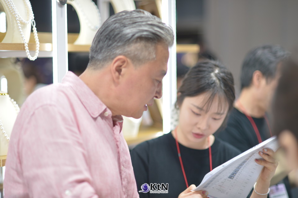 종류를 확인한 뒤에는 크기보다 광택을 먼저 살펴볼 만하다. 진주의 가치를 판단하는 7개 요소는 크기, 형태, 색, 광택, 표면, 진주층, 매칭이다.  /사진=K trendy NEWS DB ⓒ케이 트렌디뉴스 무단전재 및 수집, 재배포금지