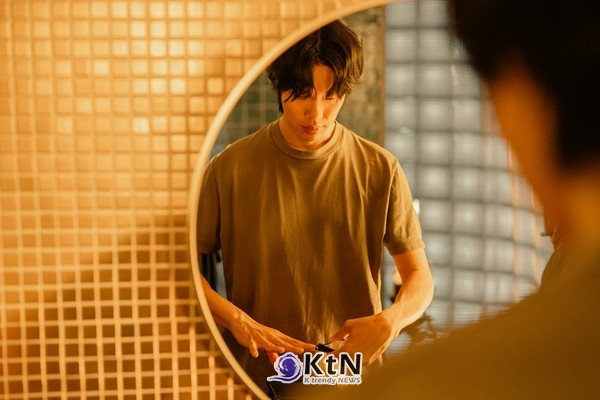 둥근 거울 앞에 선 문재와 거울에 비친 형상. 하나의 몸과 두 개의 모습이 겹치며 자기 인식과 사회적 정체성의 균열을 드러낸다. 사진=넷플릭스