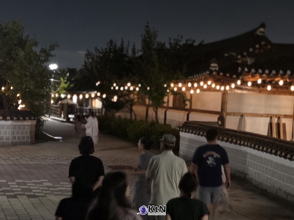 자기 삶을 위해 도깨비를 빚는 중장년이 만든 여섯 번의 저녁은 K-한옥 정책이 궁극적으로 도달해야 할 지점을 미리 보여준다.  /사진=K trendy NEWS DB ⓒ케이 트렌디뉴스 무단전재 및 수집, 재배포금지