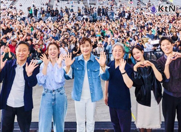 연기 30년 맞은 이병헌, BIFF 개막식 MC 소감...겹경사로 부일영화상까지  사진=2025 09.19  제30회 부산국제영화제  페이스북 갈무리 K trendy NEWS DB ⓒ케이 트렌디뉴스 무단전재 및 수집, 재배포금지