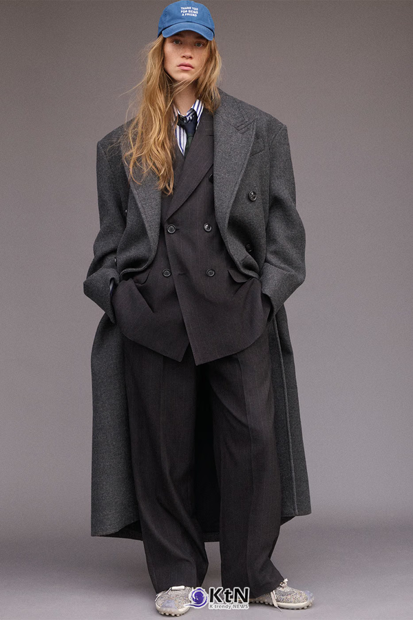 [AMI Paris FW26①] 오버사이즈 수트와 롱 코트, 느슨해진 파리지앵 테일러링. 사진=Karim Sadli/Victor Brun, K trendy NEWS DB ⓒ케이 트렌디뉴스 무단전재 및 수집, 재배포금지