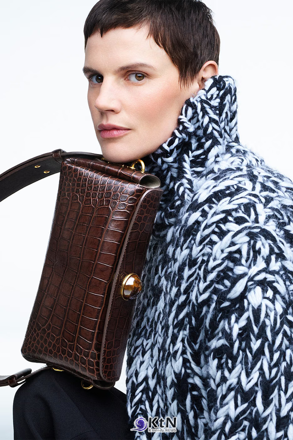[AMI Paris FW26④] Carrousel 백, 버건디 크로커다일 엠보싱과 구조적인 가죽 액세서리. 사진=Karim Sadli/Victor Brun, K trendy NEWS DB ⓒ케이 트렌디뉴스 무단전재 및 수집, 재배포금지
