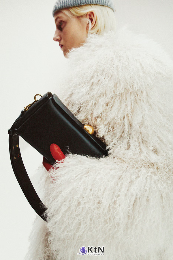 [AMI Paris FW26④] Carrousel 백, 버건디 크로커다일 엠보싱과 구조적인 가죽 액세서리. 사진=Karim Sadli/Victor Brun, K trendy NEWS DB ⓒ케이 트렌디뉴스 무단전재 및 수집, 재배포금지