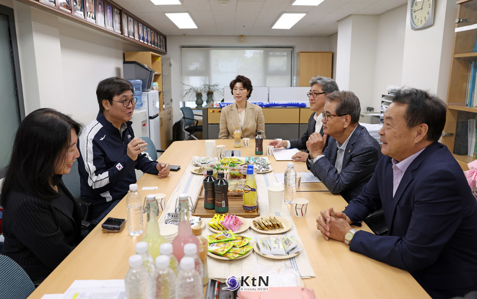 최휘영 장관이 경기 관람에 앞서 대한체육회·농구협회 관계자들과 먼저 간담을 가진 점도 눈에 띈다. /사진=2026.09.05. 문화체육관광부, K trendy NEWS DB ⓒ케이 트렌디뉴스 무단전재 및 수집, 재배포금지