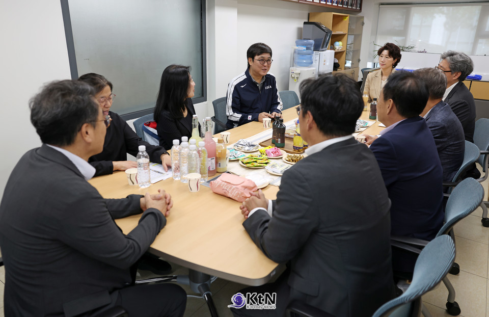 최휘영 장관이 경기 관람에 앞서 대한체육회·농구협회 관계자들과 먼저 간담을 가진 점도 눈에 띈다. /사진=2026.09.05. 문화체육관광부, K trendy NEWS DB ⓒ케이 트렌디뉴스 무단전재 및 수집, 재배포금지